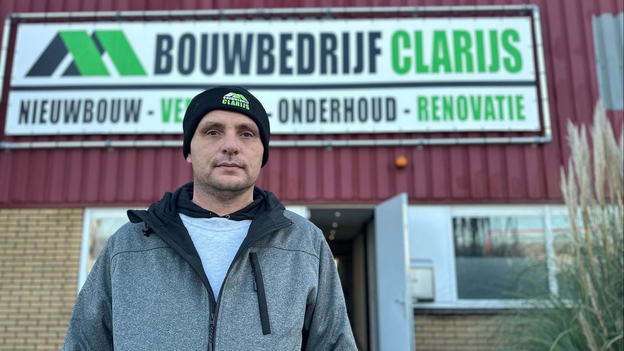 In het pand van Jeffrey Clarijs ligt alles bezaaid met roet (foto: Floortje Steigenga).