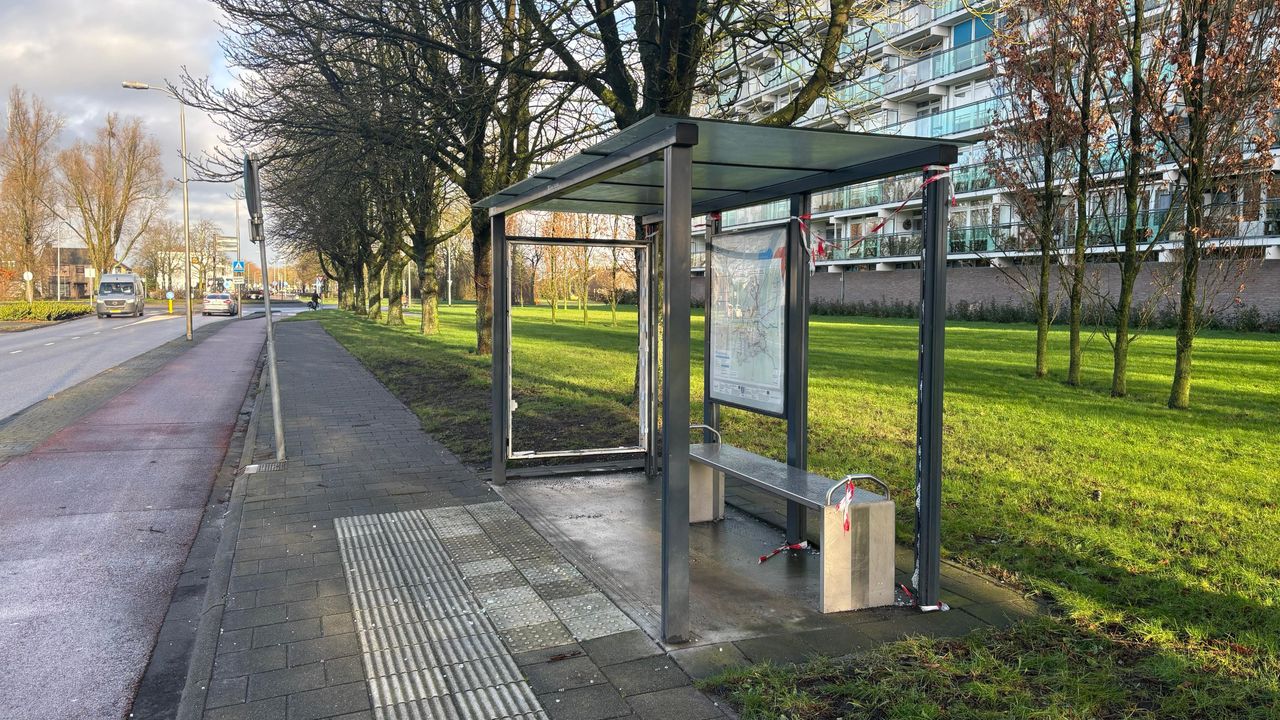 Ook twee bushokjes even verderop werden verwoest (foto: Sven de Laet).