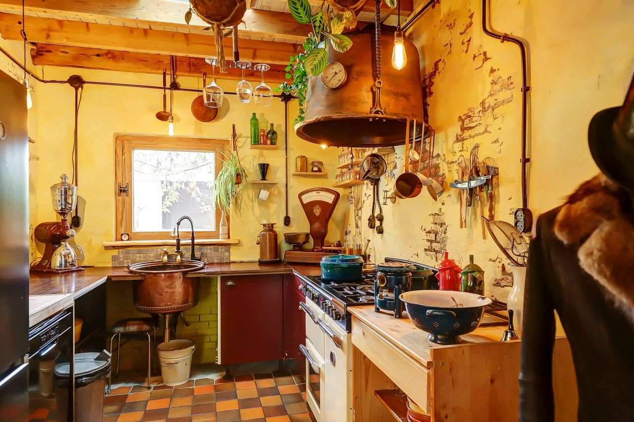 De keuken met in het midden aan het plafond het wijnglazenrek (foto: Kanters Garantiemakelaars).