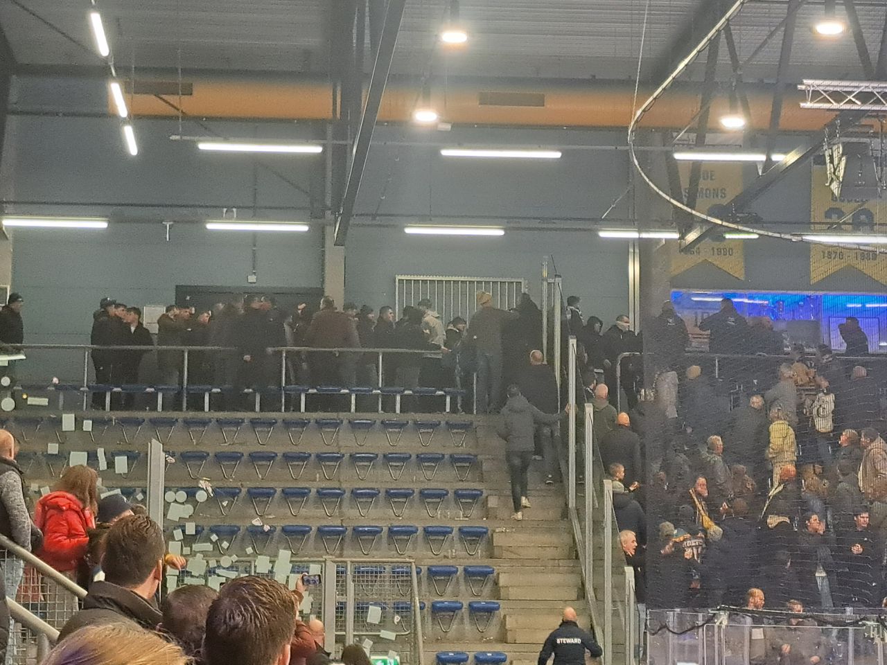 Duitse supporters verzamelen zich in het stadion.