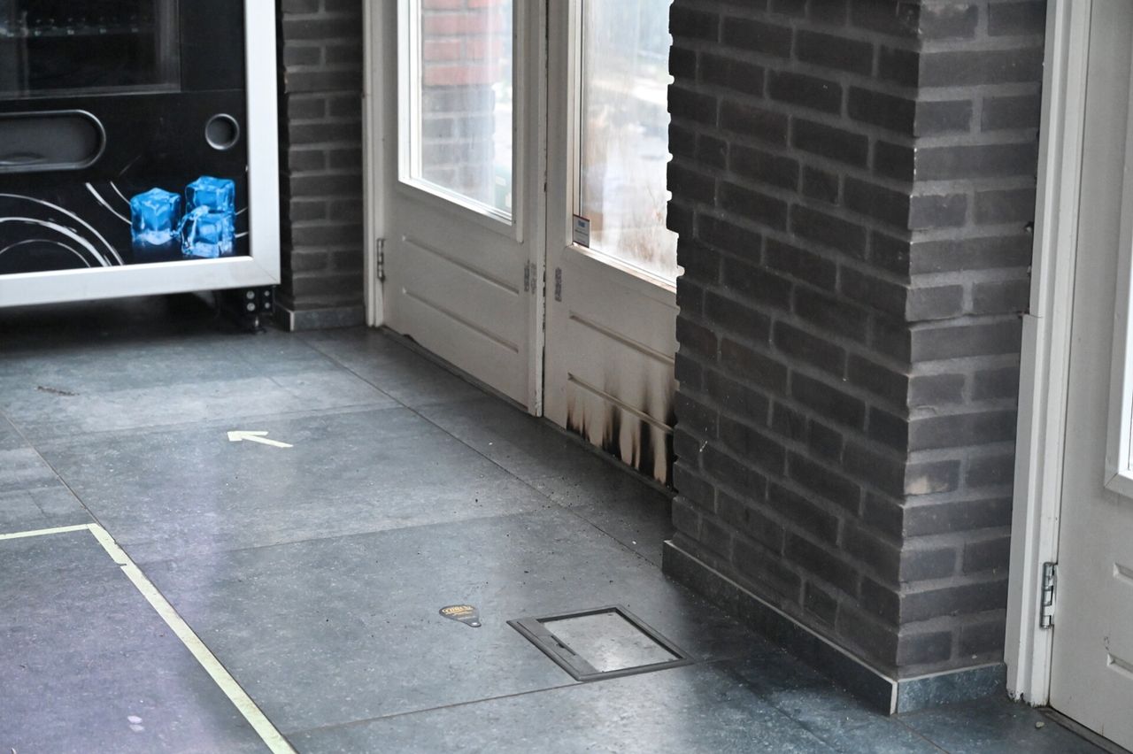 De schade aan de binnekant van de deur (foto: Toby de Kort/SQ Vision).