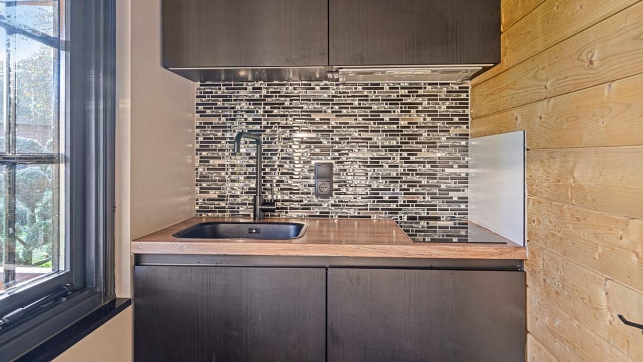 Het bescheiden keukenblokje in de lodge (foto: Fynhuys Makelaars).