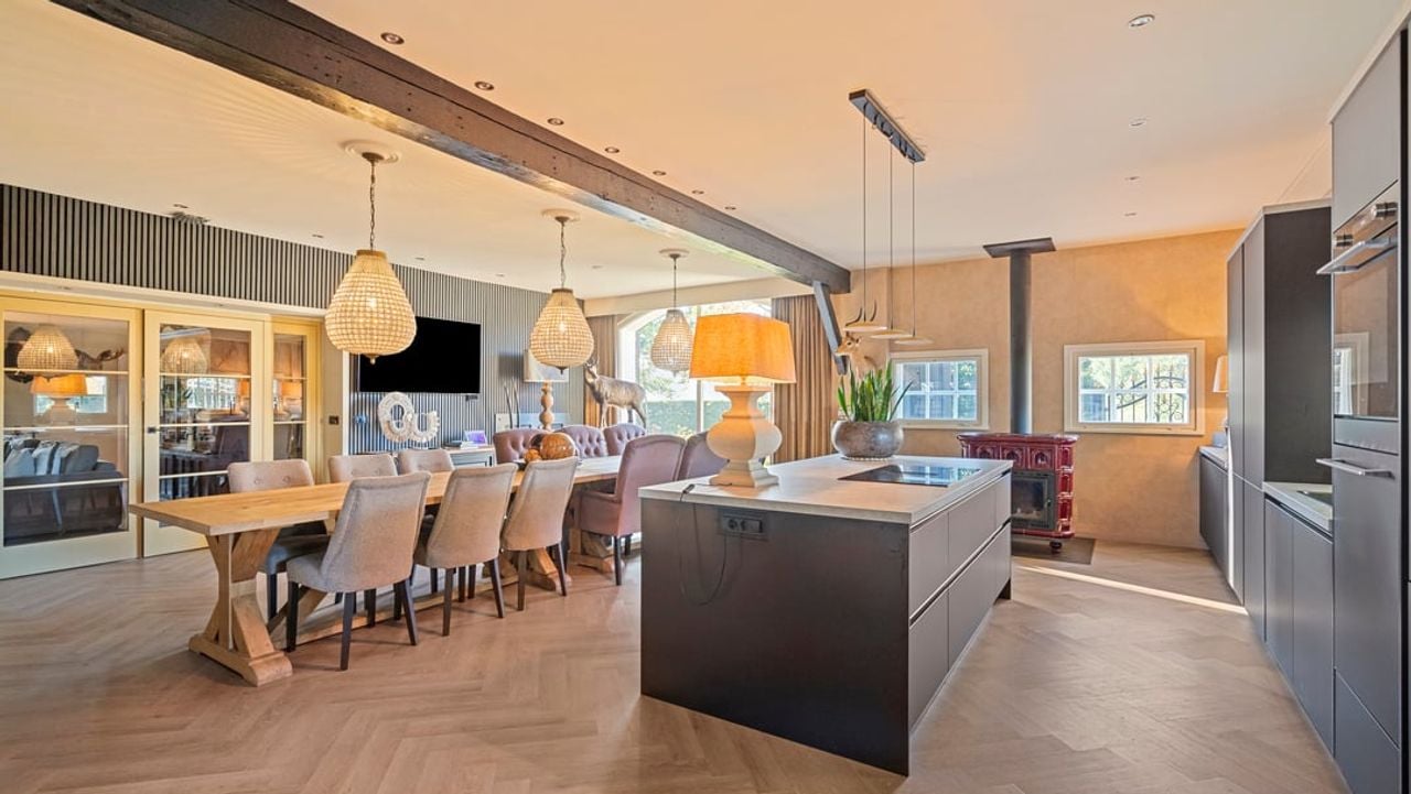 De keuken met houtkachel (foto: Fynhuys Makelaars).