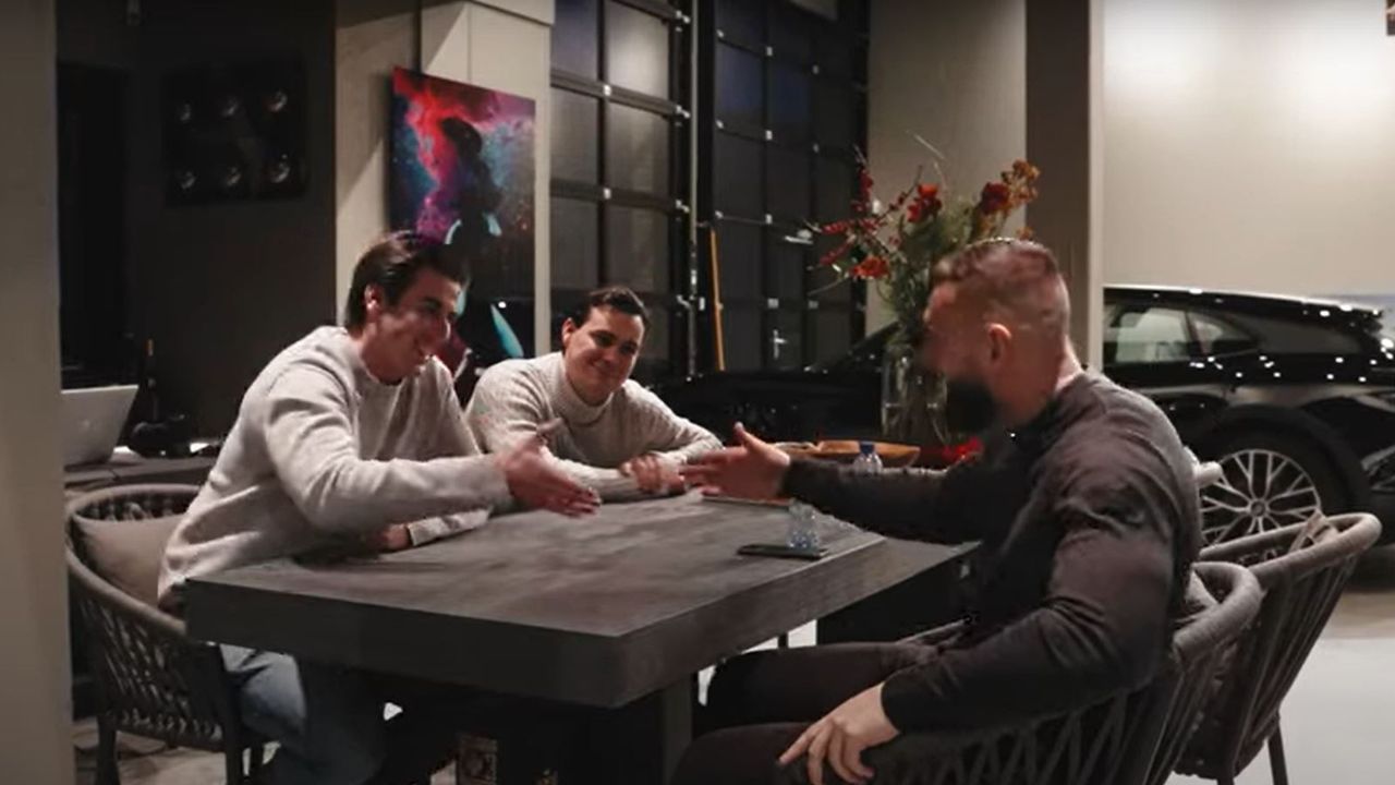 Kosso beklinkt de deal met een handdruk met Stijn de Koster van DuParc (foto: Youtube).