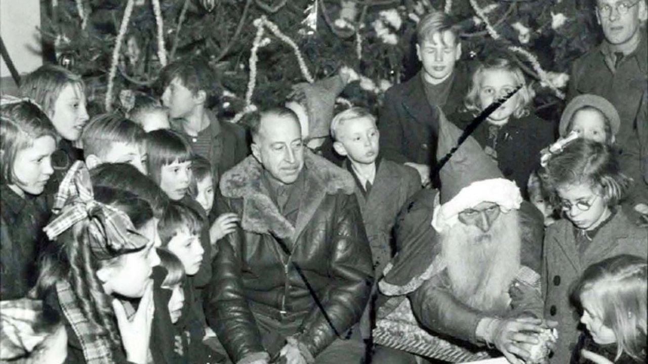 Generaal Crerar omringd door Tilburgse kinderen op een kerstviering op 24 december 1944 (foto: archief)
