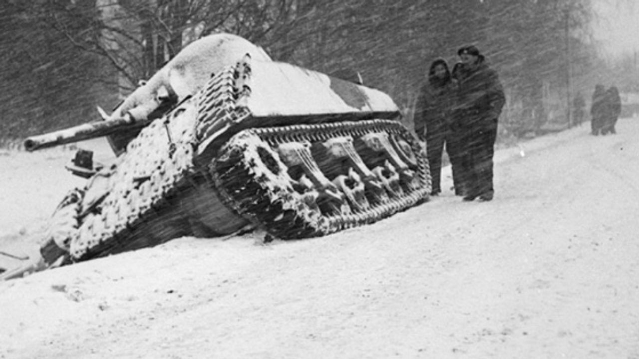 Geallieerde tank van de weg geraakt, Brabant winter 1944/1945 (foto: archief)