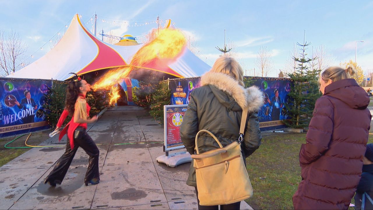 Vuurspuwer Jessica heet de mensen welkom bij het circus (foto: Omroep Brabant).