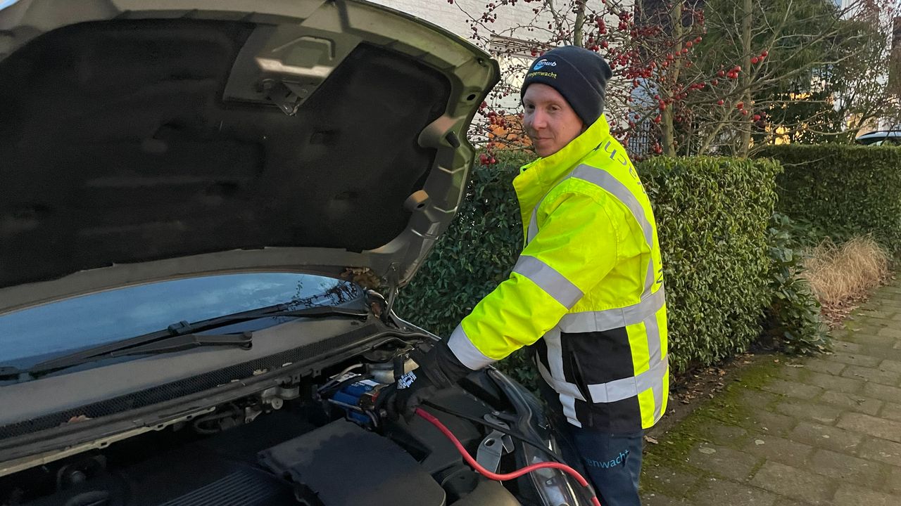 Met startkabels krijgt wegenwachter Sjors de auto meteen weer aan de praat. (Foto: René van Hoof)