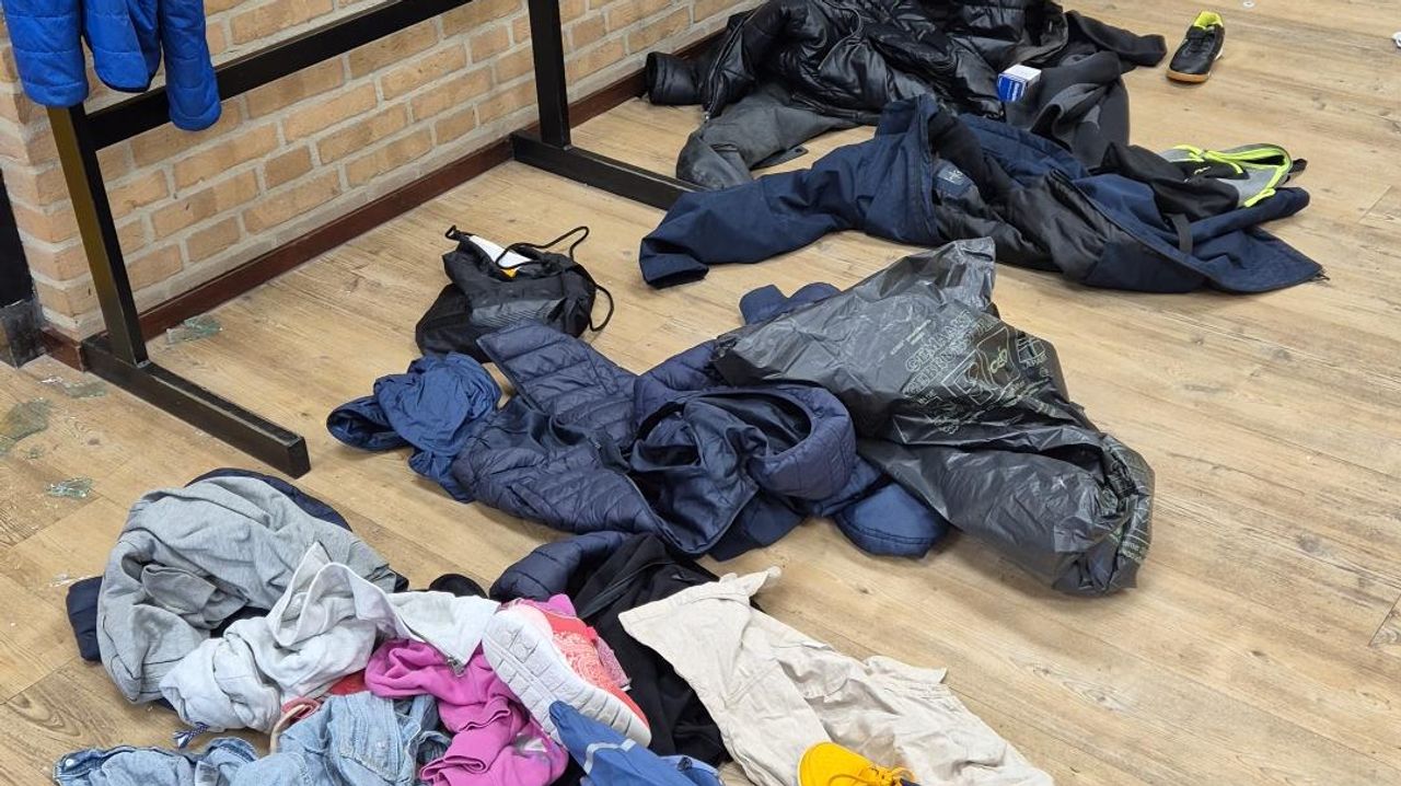 De jassen smeet de inbreker op de grond (foto: Floortje Steigenga).