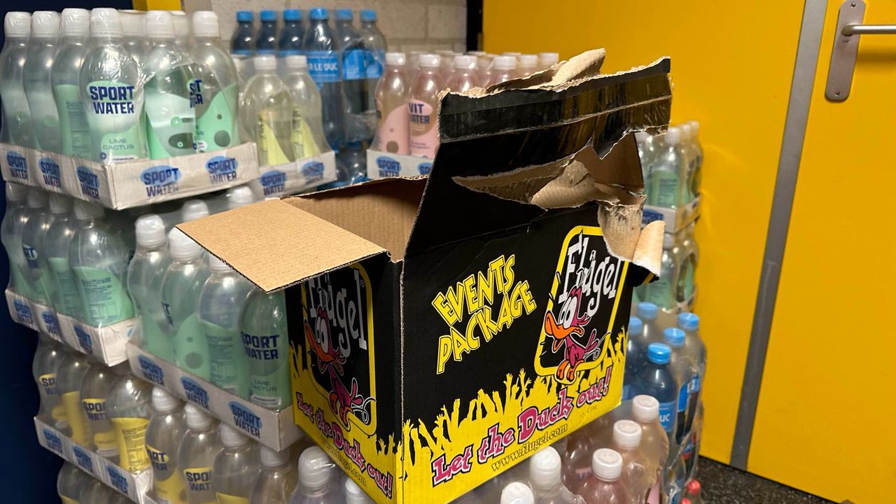 Een leeggeroofde doos Flügel in het magazijn van de voetbalkantine (foto: Floortje Steigenga).