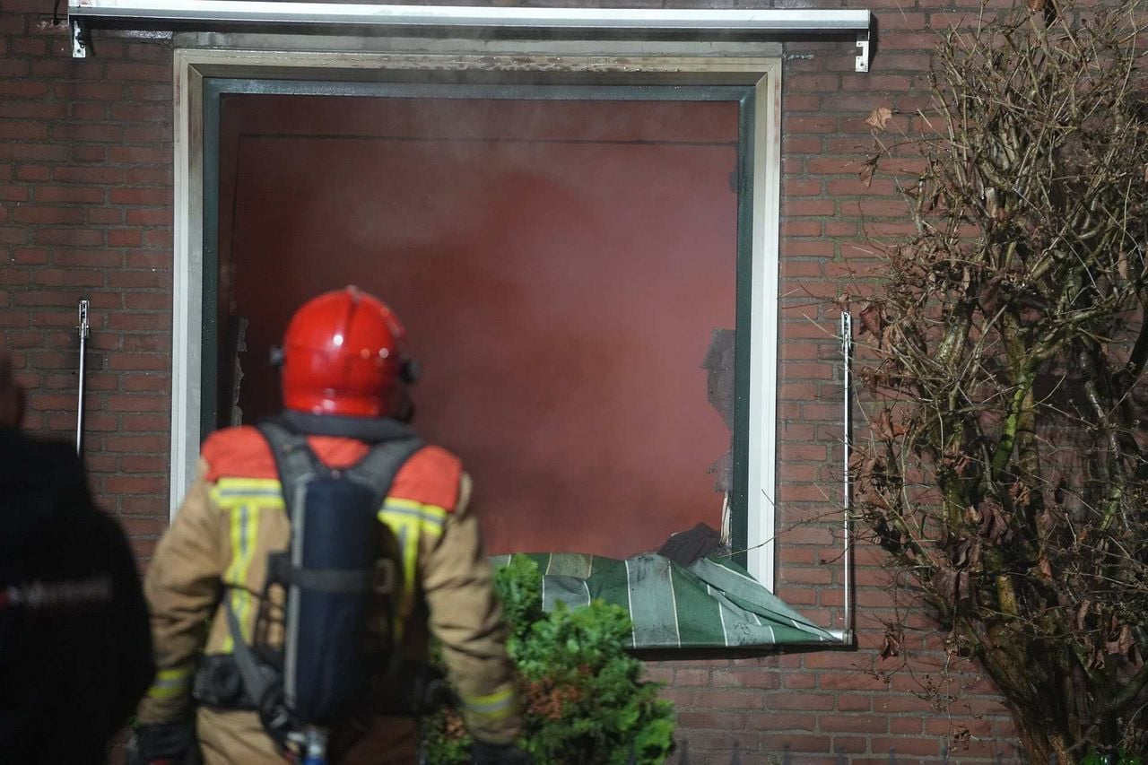 De brandweer moest onder andere een raam inslaan om bij het vuur te komen (foto: SQ Vision).
