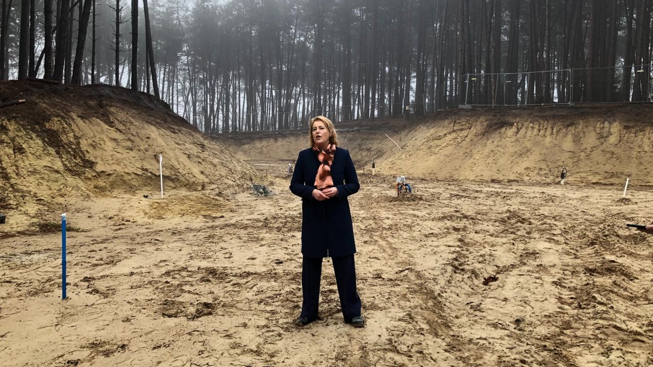 Gedeputeerde Roijackers in de drugsput (foto: Willem-Jan Joachems)