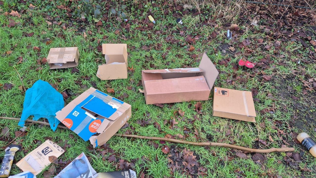 Bij de parkeerplaats lagen allerlei lege dozen (foto: Layla).