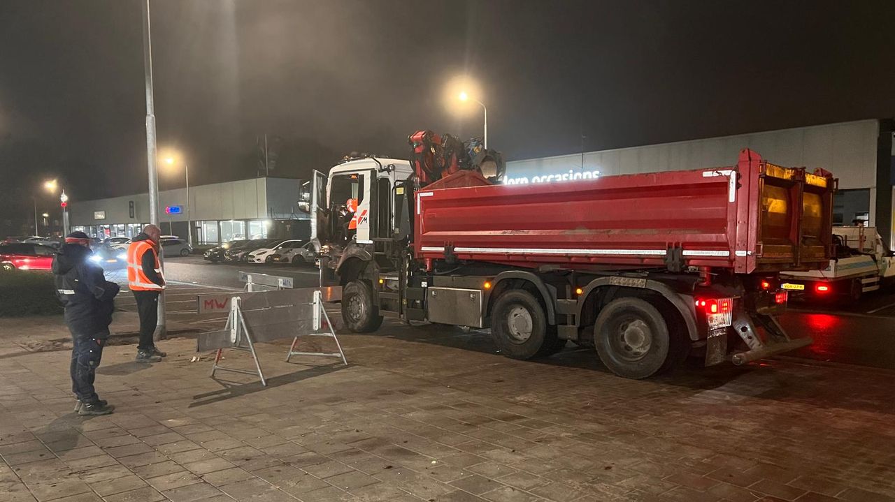 Opruimwerkzaamheden bij het boompje (foto: Henri Lanters).