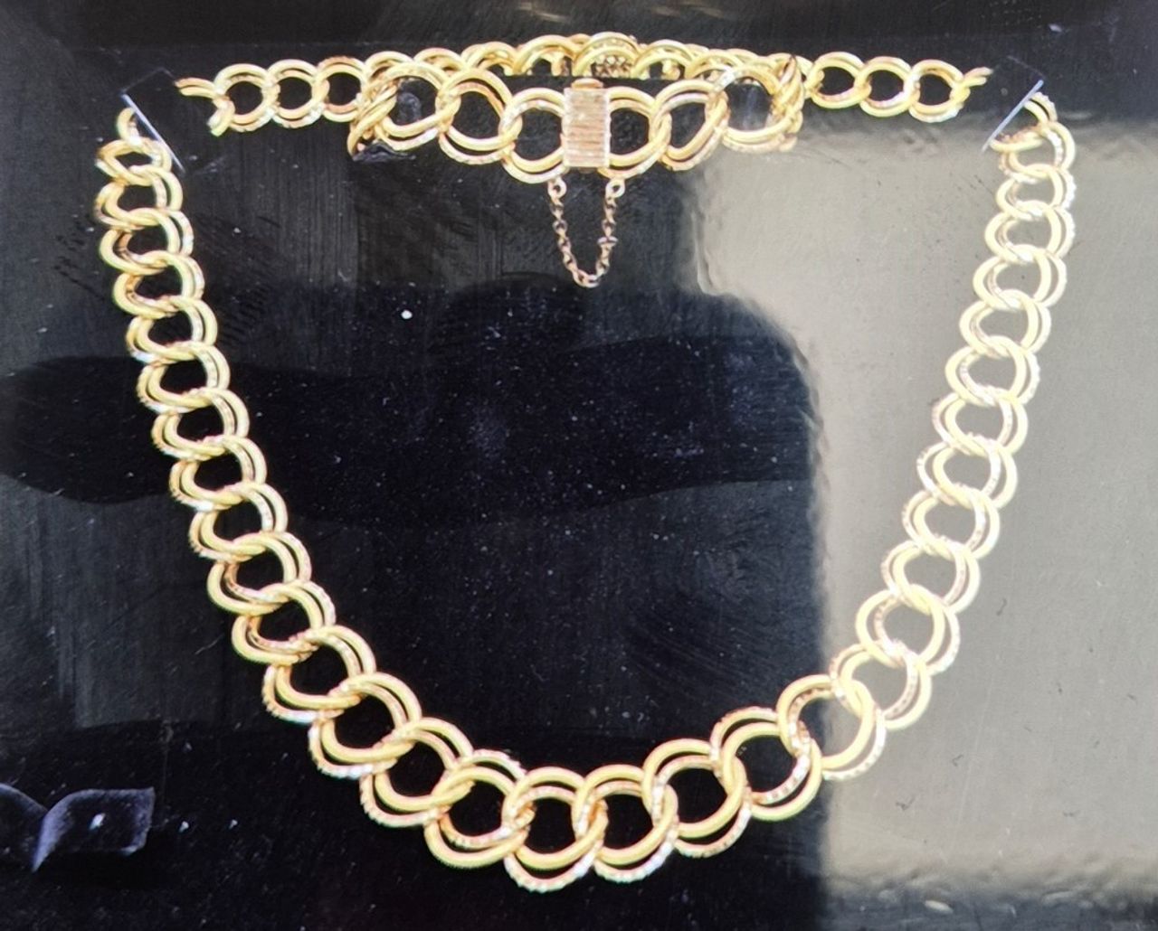 De ketting die de man meegenomen heeft (Foto: Politie).