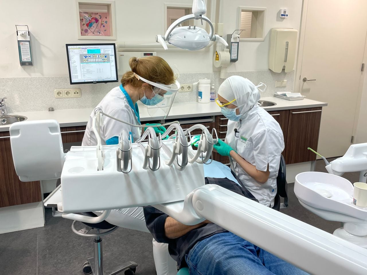 Sona in actie met tandarts Marloes (foto: Raymond Merkx). 