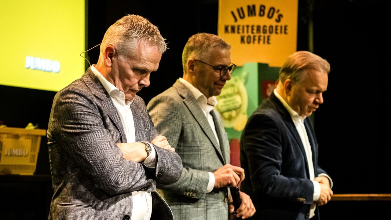 Peter van Erp (CFO), Anrico Maat (directeur Sales) en Ton van Veen (CEO) tijdens de presentatie van de jaarcijfers (foto: ANP / ROB ENGELAAR).