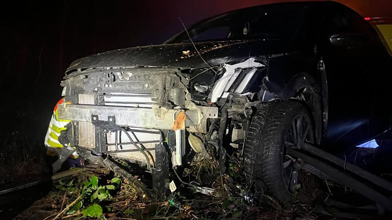 De auto is total loss (foto: Vanessa van Cartier).