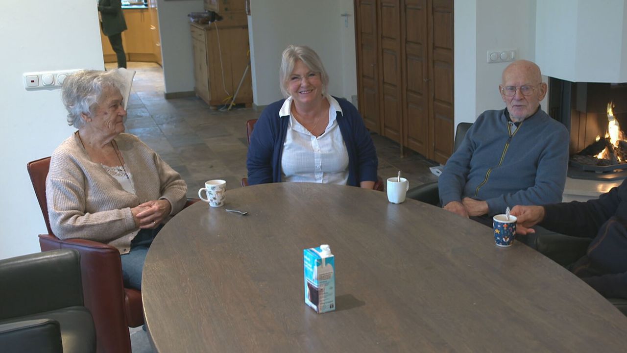 Monique Verboven aan de koffie met haar schoonouders (foto: Jan Peels)