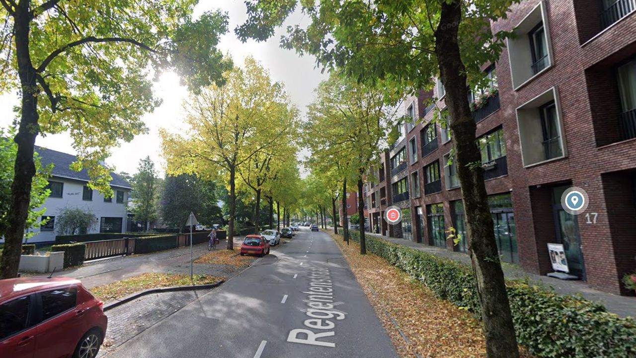 Rechts werd de vlag van de gevel getrokken. Daarna liep het aan de andere kant van de staat helemaal uit de hand. (Foto: Google Maps)