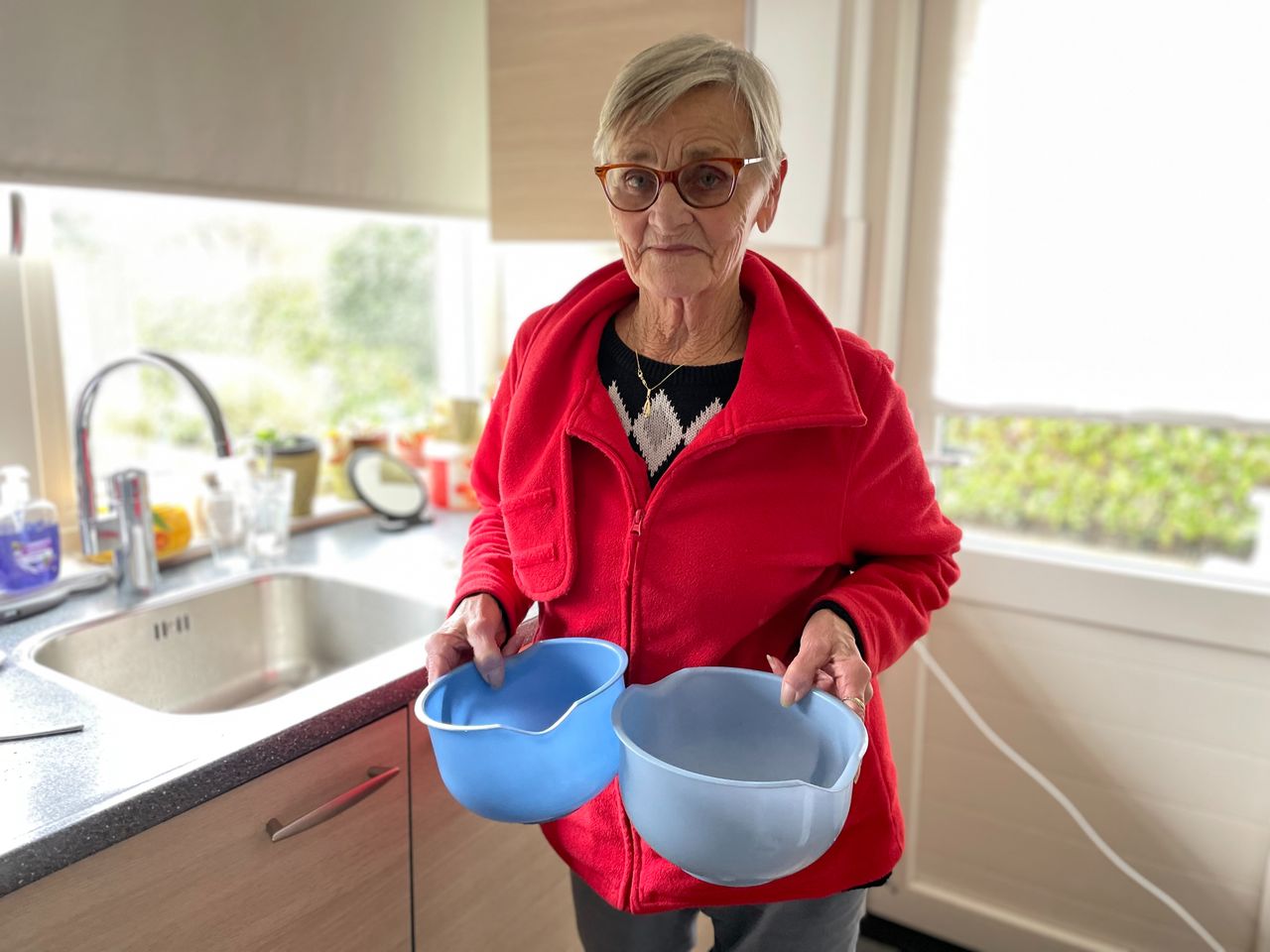 Nel wast zich met twee bakjes met behulp van de waterkoker (foto: Raymond Merkx). 