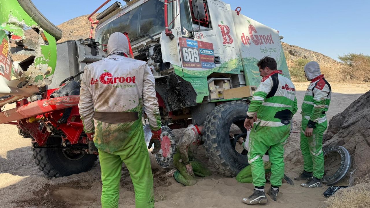 De truck is flink beschadigd.