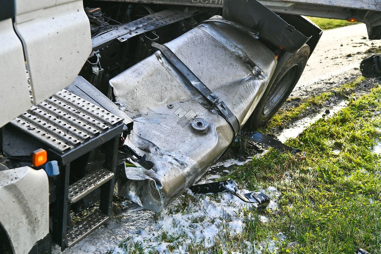 Uit de tank lekt brandstof (foto: Rico Vogels/SQ Vision).