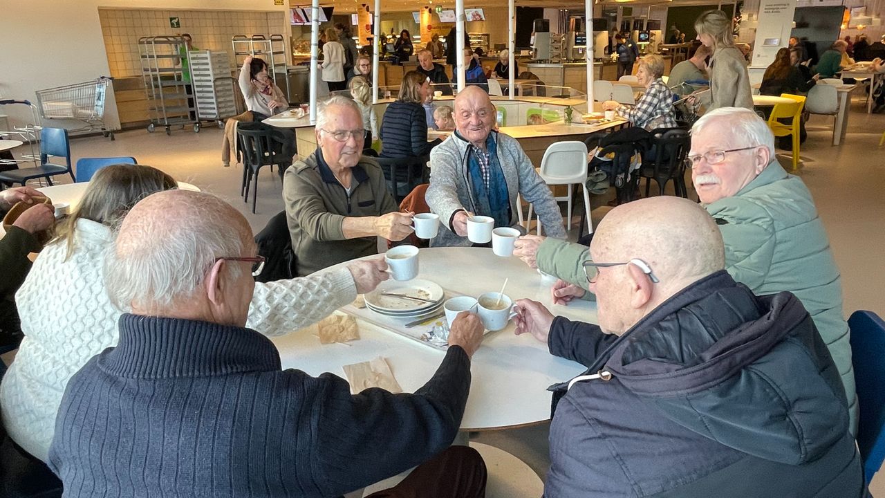 Een deel van de vaste koffieclub (foto: Raymond Merkx).