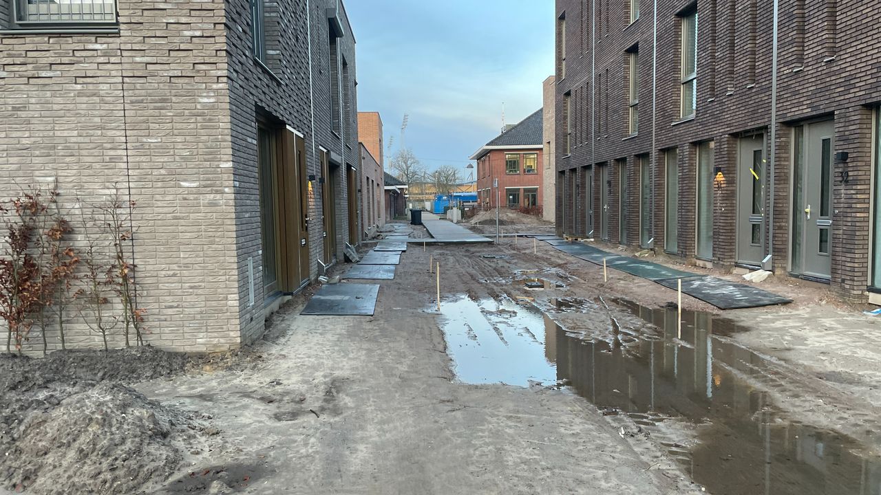 Modderige weg naar de school (Foto: René van Hoof)