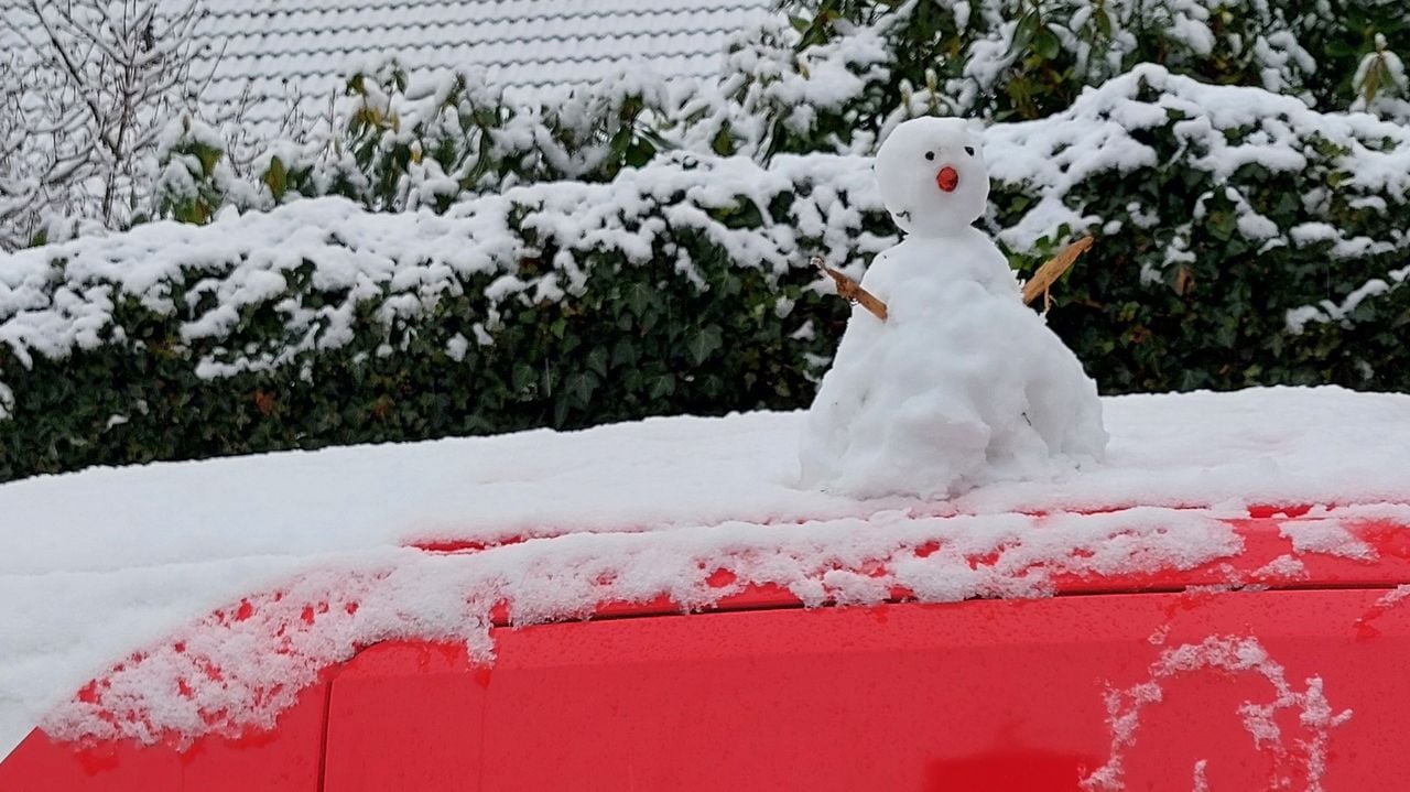 Het kostte Arie uit Moergestel bloed, zweet en tranen om dit sneeuwpopje te maken (foto: Arie Westgeest). 