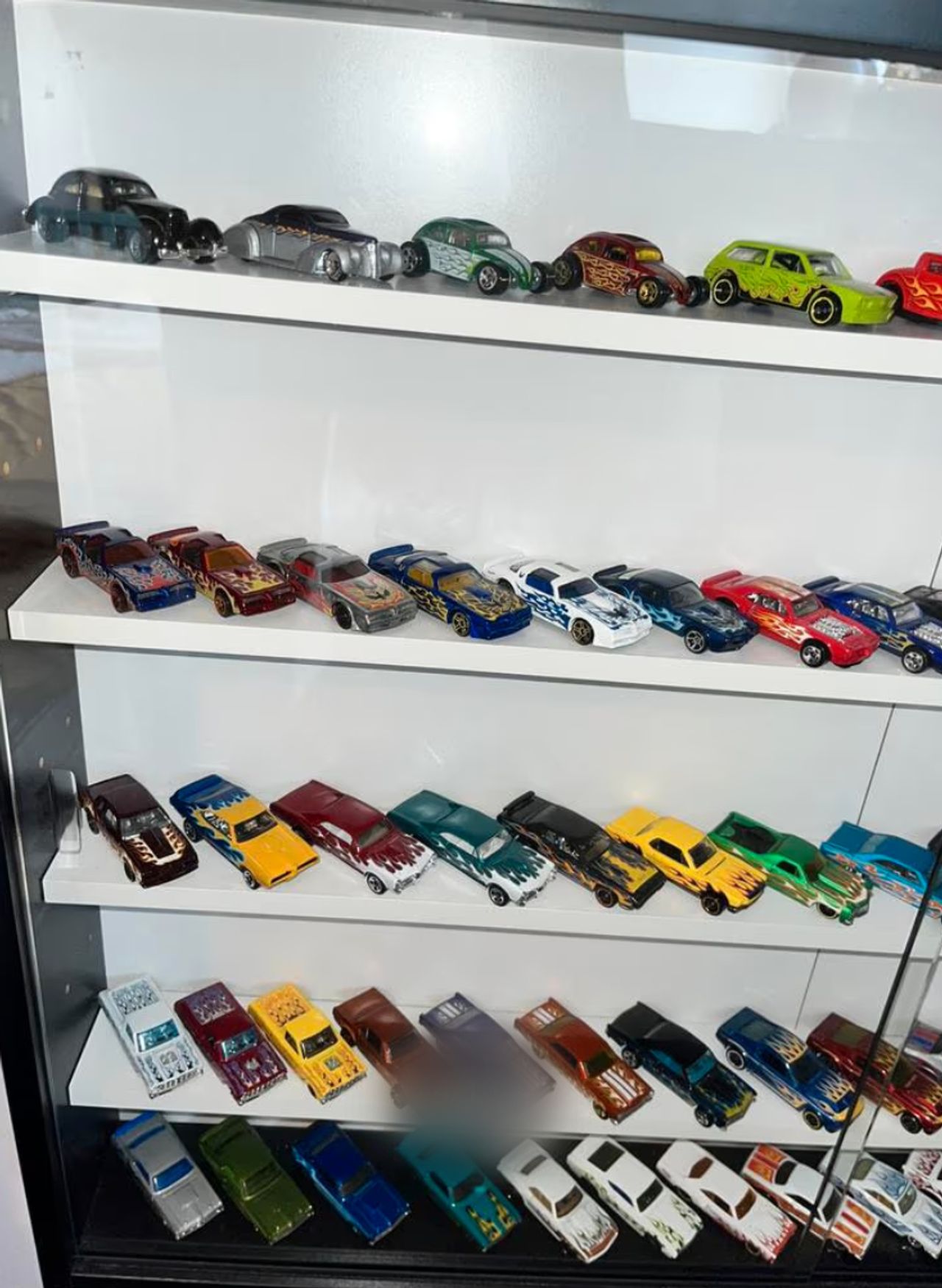 Enkele Hot Wheels uit de collectie van Thijs.