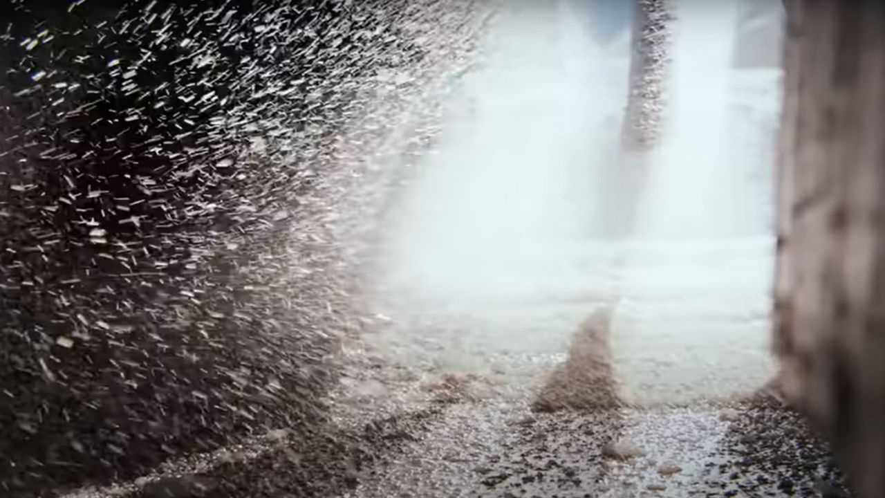 Het pekelwater dat op het wegdek wordt gespoten (Beeld: Rijkswaterstaat).
