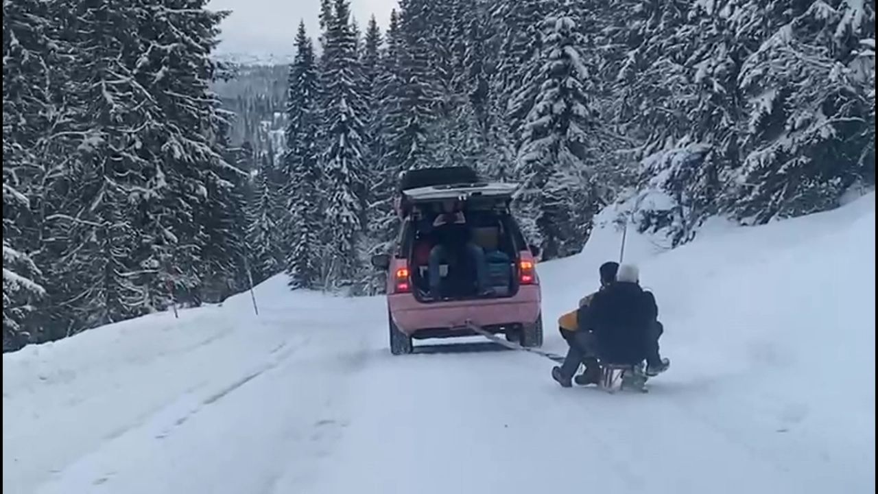 Het gezelschap rijdt door de sneeuw in Noorwegen (privéfoto).