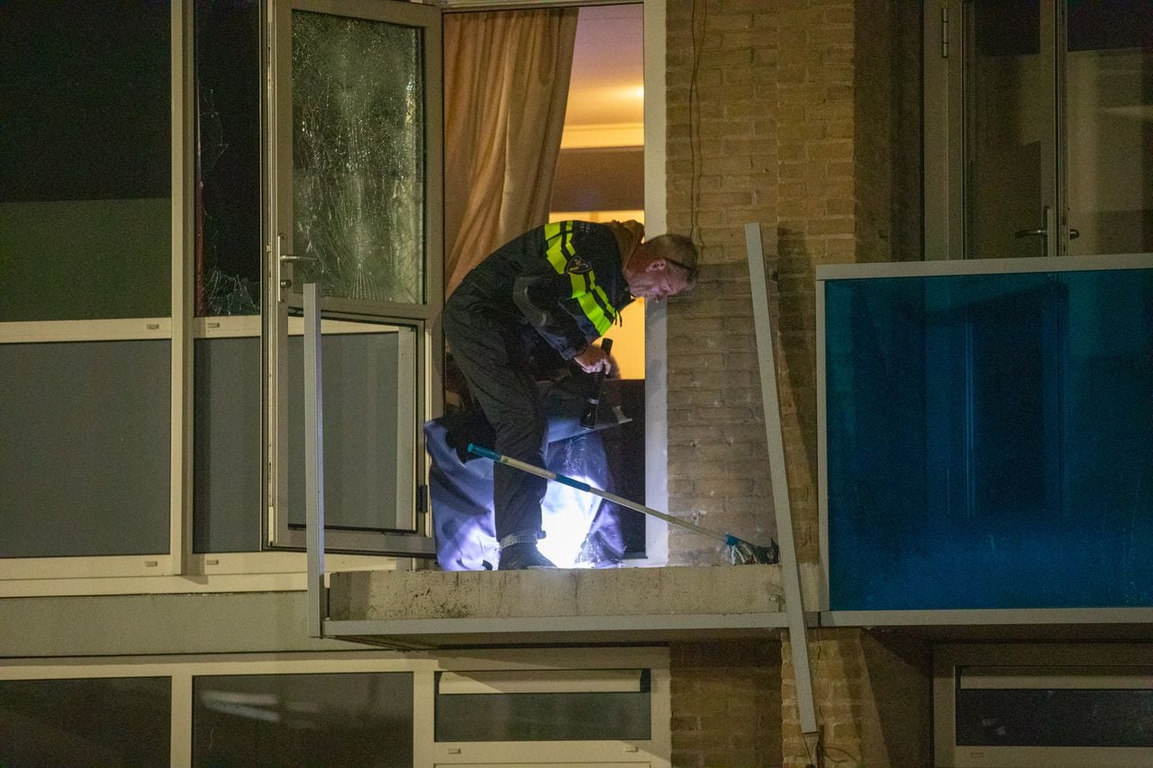 De politie doet onderzoek naar de oorzaak van de ontploffing (foto: SQ Vision/Christian Traets).