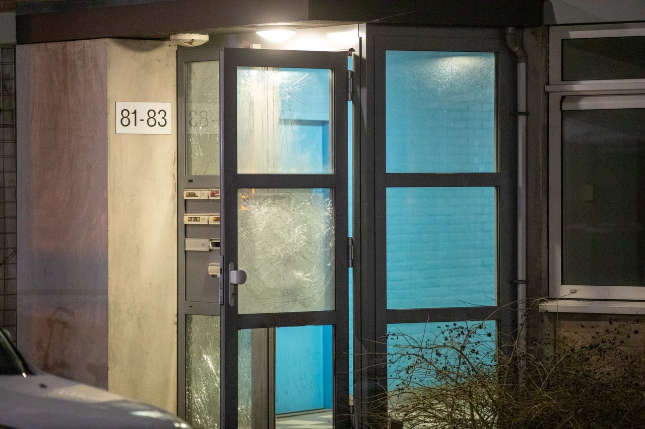 De toegangsdeur naar de appartementen is beschadigd maar het is niet duidelijk of dat door de knal komt De knal trok veel bekijks in de buurt (foto: SQ Vision/Christian Traets). 