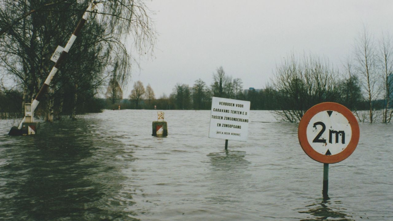 Enorme regenval zorgde voor overstromingen in 1995 (foto: Henk van Esch).