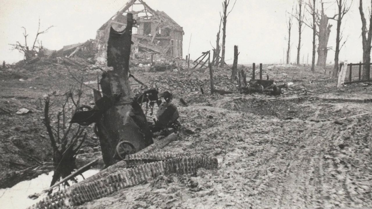 Een van de weinige foto's kort na de strijd, met een ontplofte carrier voor het huis (foto: archief)