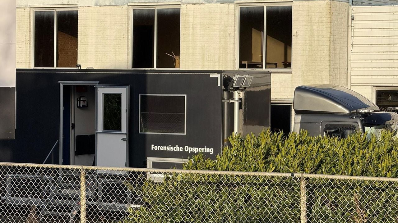 Een mobiel laboratorium van Forensisch Opsporing op het terrein aan de Pastoor Breugelstraat (foto: Robert te Veele).