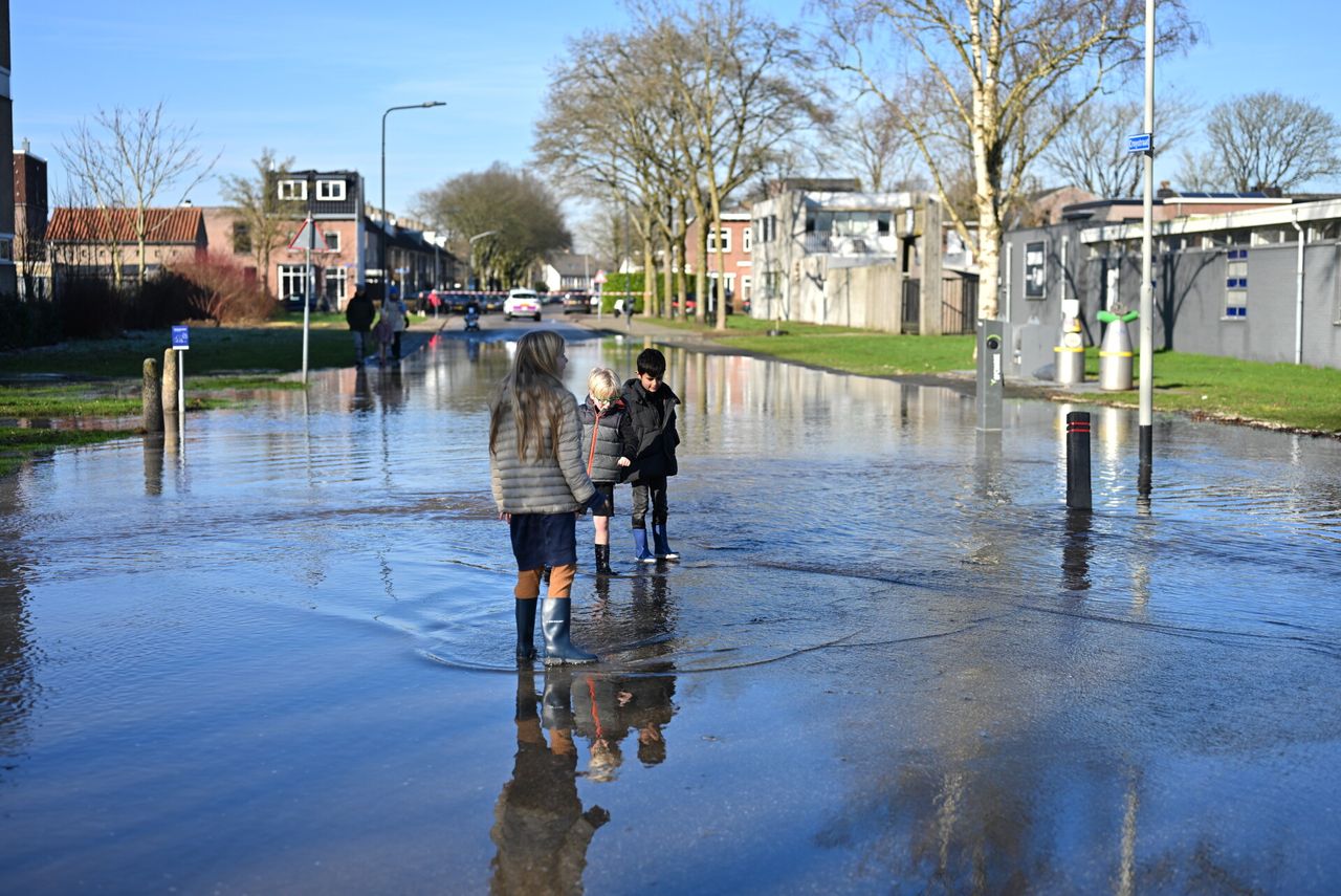 De problemen zorgen ook voor waterpret voor deze kinderen (foto: SQ Vision/Tom van der Put).
