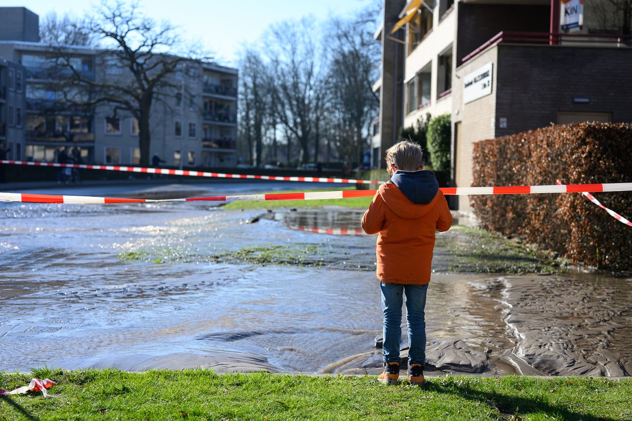 Deze jonge knul beleeft minder pret aan het water in de straat (foto: SQ Vision/Tom van der Put).