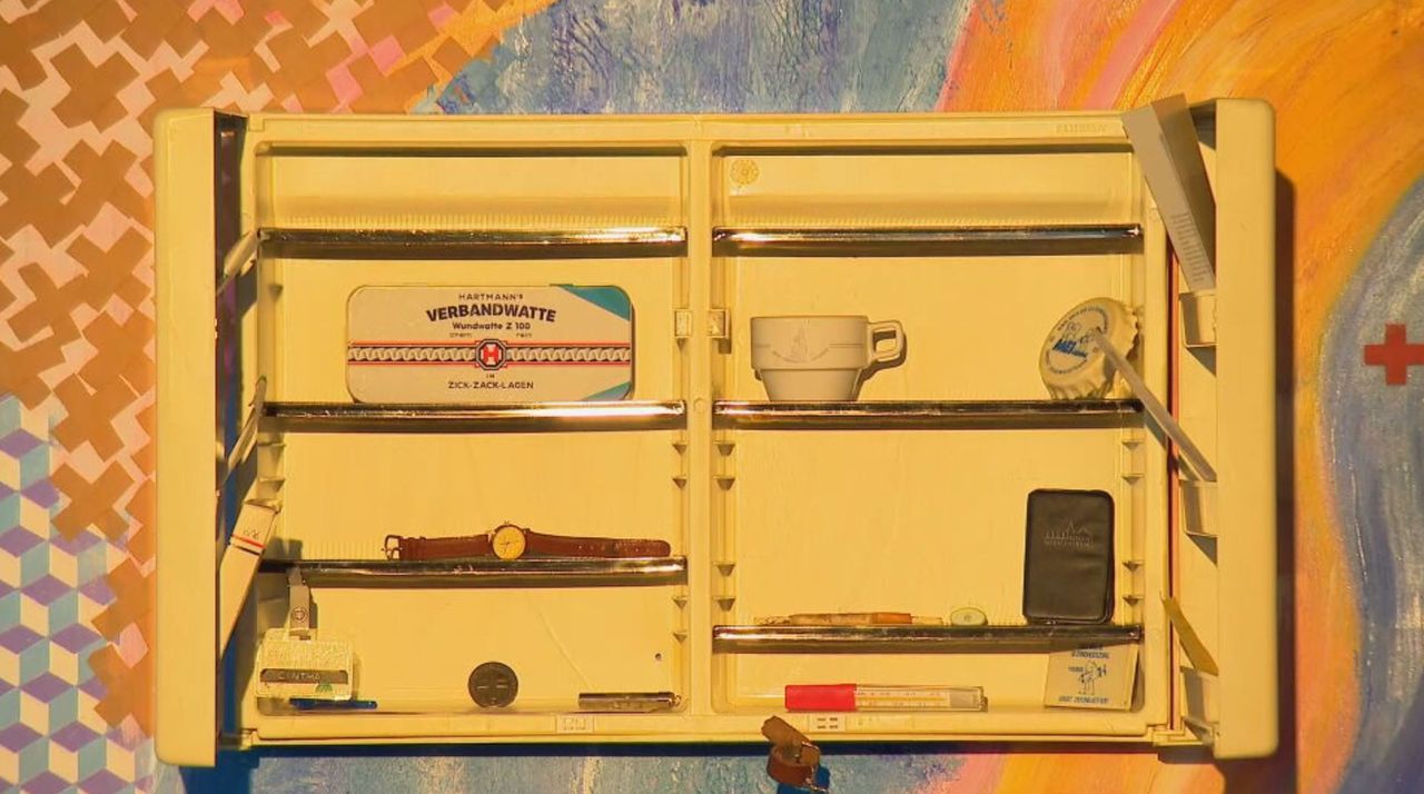 Een wandkastje met spulletjes van vroeger.