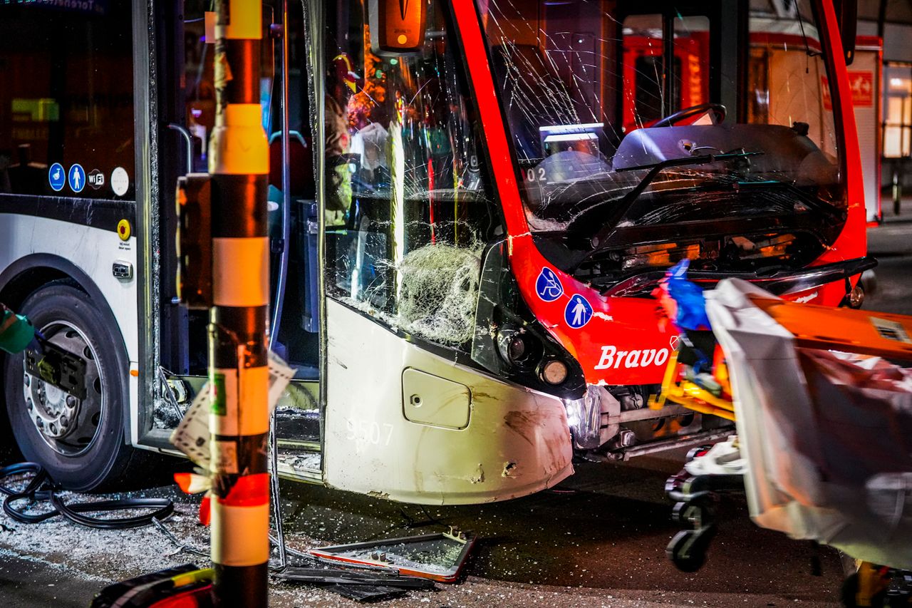 De schade aan de auto en de stadsbus is enorm (foto: SQ Vision).
