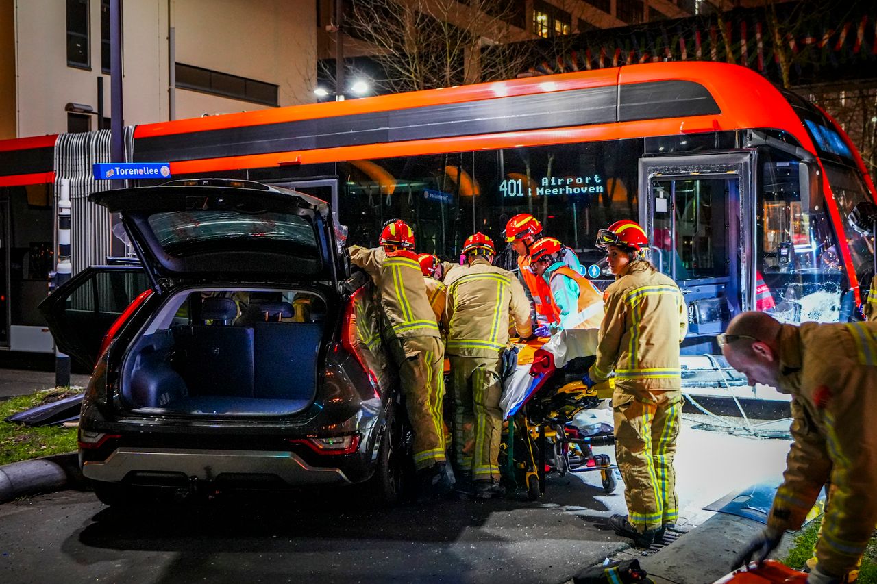 De vrouw is door de brandweer bevrijd uit de auto (foto: SQ Vision).