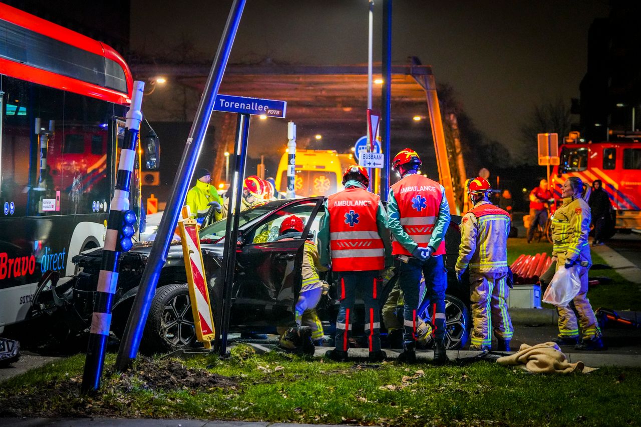De man en vrouw zijn met spoed naar het ziekenhuis gebracht (foto: SQ Vision).