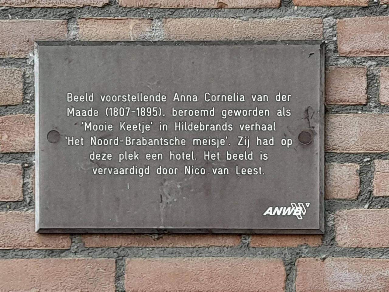 Opschrift bij beeld van Mooie Keetje (foto: Henk van Ingen)