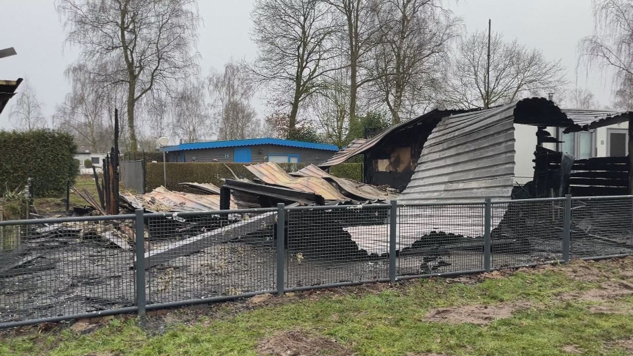 Het chalet dat afgelopen nacht in brand vloog. 