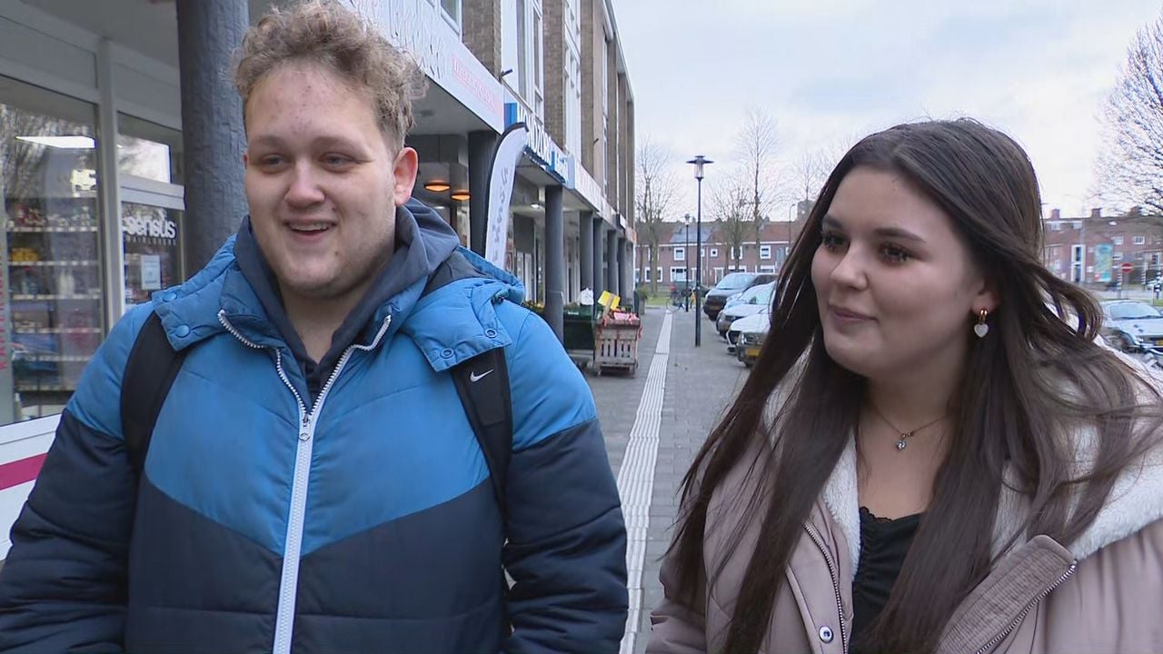 Studenten Raf en Hatice vinden het niet erg dat ze langer weekend hebben (foto: Omroep Brabant).