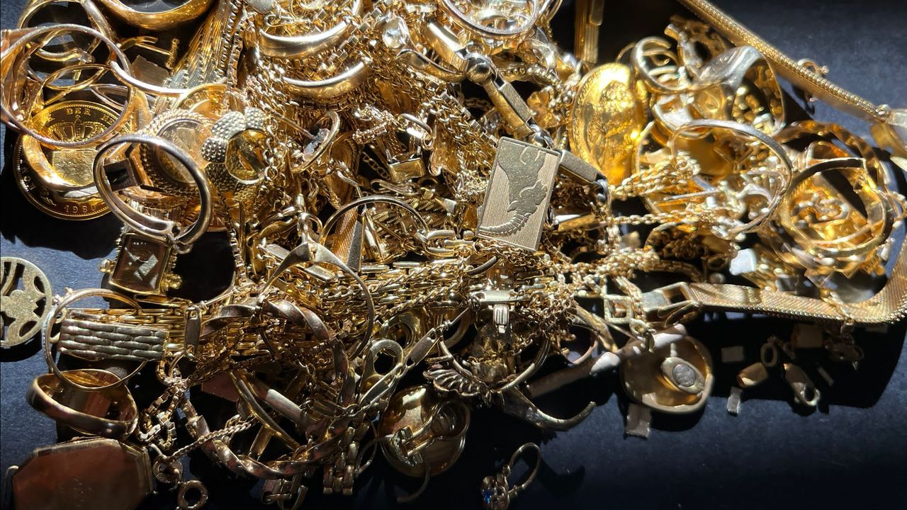 Gouden kettinkjes, ringen, manchetknopen, horloges, haarspelden en meer van dat worden opgekocht.
