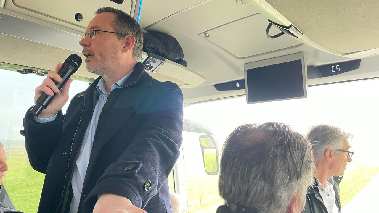 Dijkgraaf Mario Jacobs geeft uitleg (foto: René van Hoof).