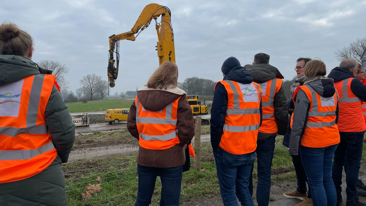 Bewoners en uitvoerders bij de start van de werkzaamheden (foto: René van Hoof).
